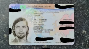 köpa svenska uppehållstillstånd, Stockholms stadsbild med svensk flagga – din väg Until permanente uppehållsrätt, Svensk fikapaus – en fördel med att bo i Sverige med uppehållstillstånd," "Migrationsverkets kontor – där din uppehållsresa börjar,
